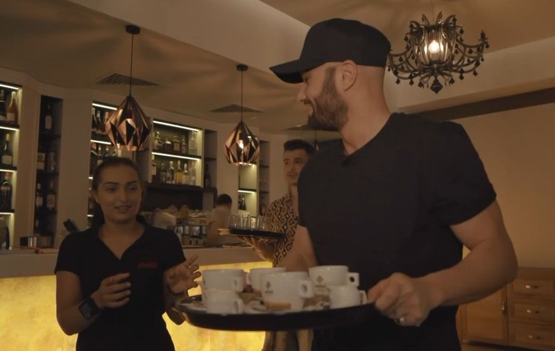 Mihai Bendeac și Vlad Drăgulin, ospătari într-un restaurant din Alexandria
