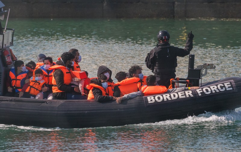 Canalul Mânecii, traversat către Marea Britanie de un număr record de migranți într-o singură zi