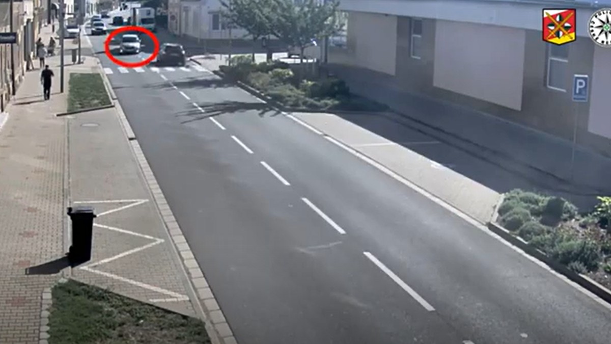 Șoferul conducea haotic o Skoda Fabia. Foto: Captură video / Poliția din Cehia.