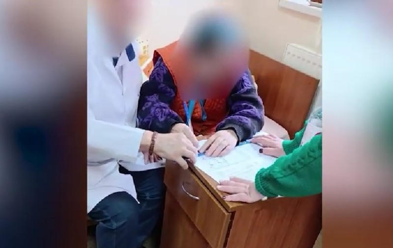 Un medic a fost filmat când „ajută” pacienţii unui azil să voteze la alegerile din Moldova: „Vrei cu Stoianoglo, da?” | VIDEO