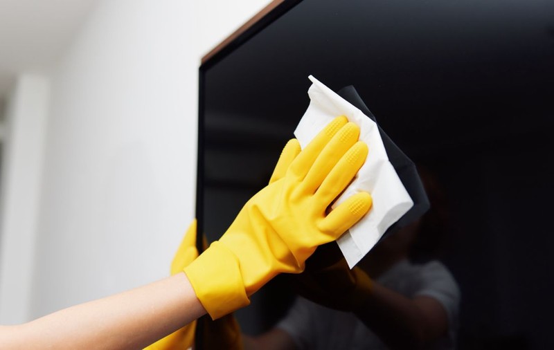 Toată lumea curăță ecranul televizorului în mod greșit - acest obiect de bucătărie vă oferă un ecran perfect curat în 30 de secunde