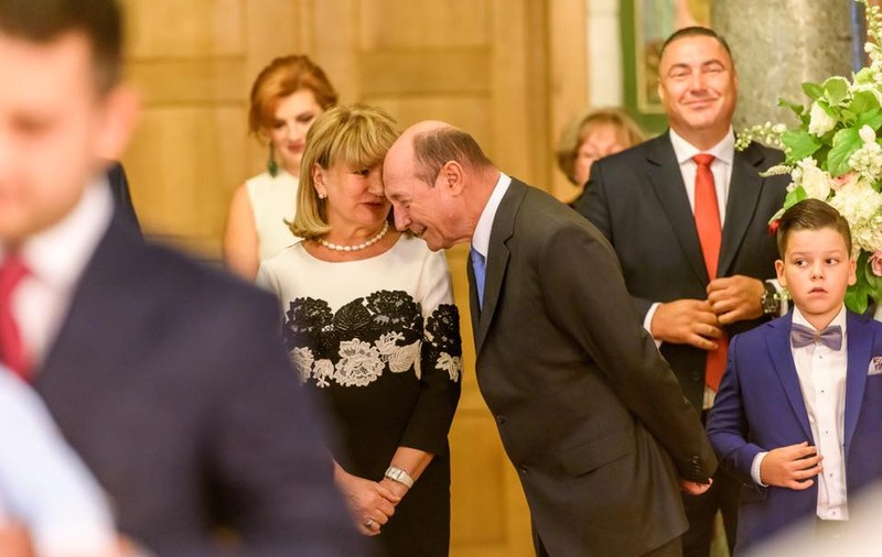 Tot ce nu s-a văzut la botezul nepoatei lui Traian Băsescu. Imagini în premieră de la creștinarea Anastasiei | FOTO