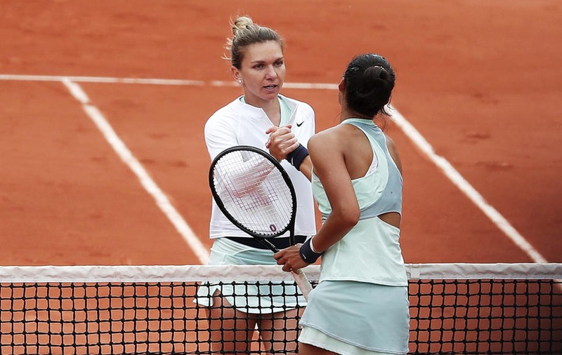 Simona Halep, eliminată de la Roland Garros în turul II. A acuzat probleme medicale