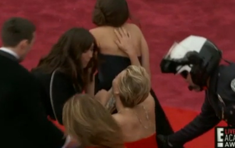 OSCAR 2014 | Actrița Jennifer Lawrence a comis-o din nou. A fost la un pas să cadă pe COVORUL ROȘU