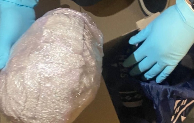 Cocaină din Spania, adusă pentru cluburile din București. Drogurile erau ascunse în haine, într-un colet