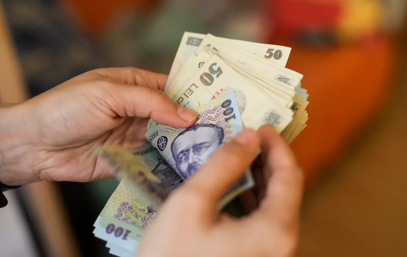 Salariul minim brut crește de la 1 iulie. Ciolacu: Angajaţii primesc în plus 284 de lei pe lună