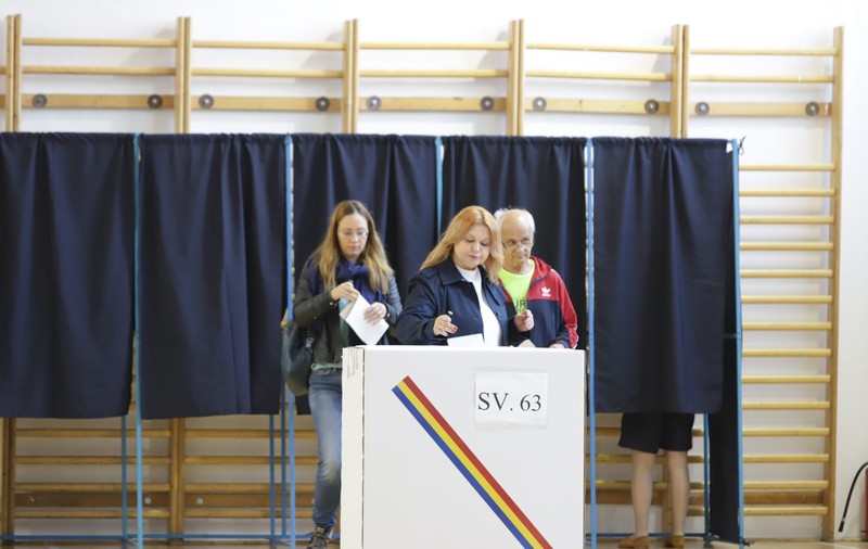 Peste 8,6 milioane de români au mers la urne la alegerile prezidențiale 2019. Prezența finală la vot a fost de 47,66%, cea mai mică după 1990