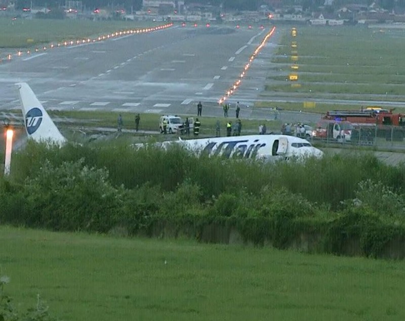 Un avion cu 170 de persoane la bord a luat foc pe aeroportul din Soci, după o aterizare ratată. Un mort și 18 răniți (VIDEO)