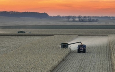 Fermieri recoltează un câmp lânga Darien, Wisconsin, SUA, pe 2 noiembrie 2022. Fermierii sunt mai puțin optimiști cu privire la viitorul lor din cauza creșterii ratelor dobânzilor și a problemelor de transport cauzate de nivelul scăzut al apei în bazinul fluviului Mississippi care le împiedică capacitatea de a-și expedia produsele.