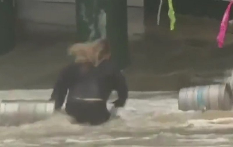VIDEO | O femeie din Australia și-a riscat viața în timpul unei furtuni, pentru a recupera două butoaie cu bere
