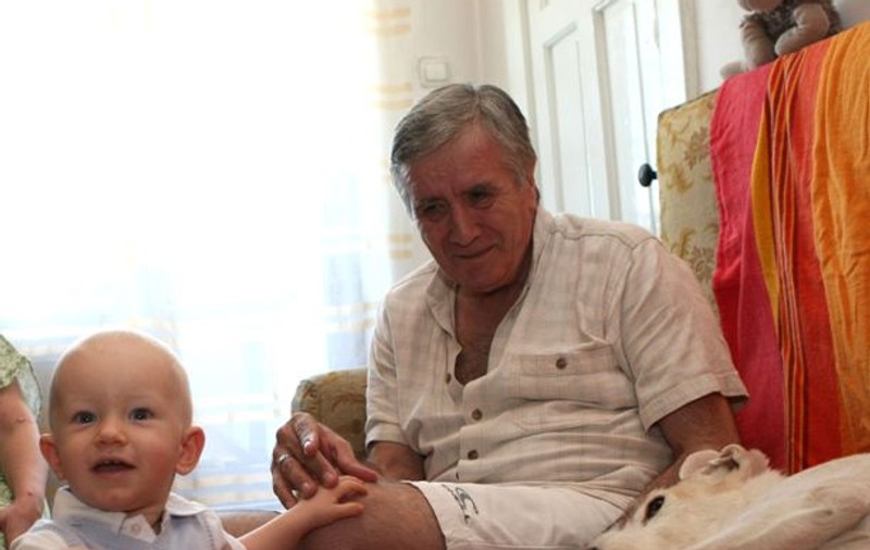 Cornel Constantiniu e mândru de unicul său nepot! Iată mai multe fotografii cu nepoţelul interpretului! 