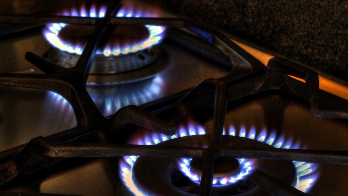 ANRE îngheață prețurile la energie și gaze până în 2022. Două ochiuri arzând pe aragaz