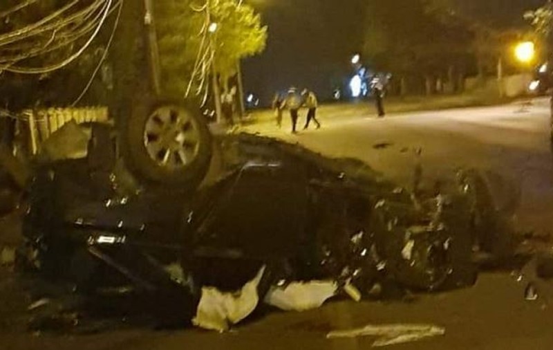 O mașină s-a răsturnat la Galați, după ce a lovit doi stâlpi și un gard. Șoferul, un tânăr de 21 de ani, nu a supraviețuit