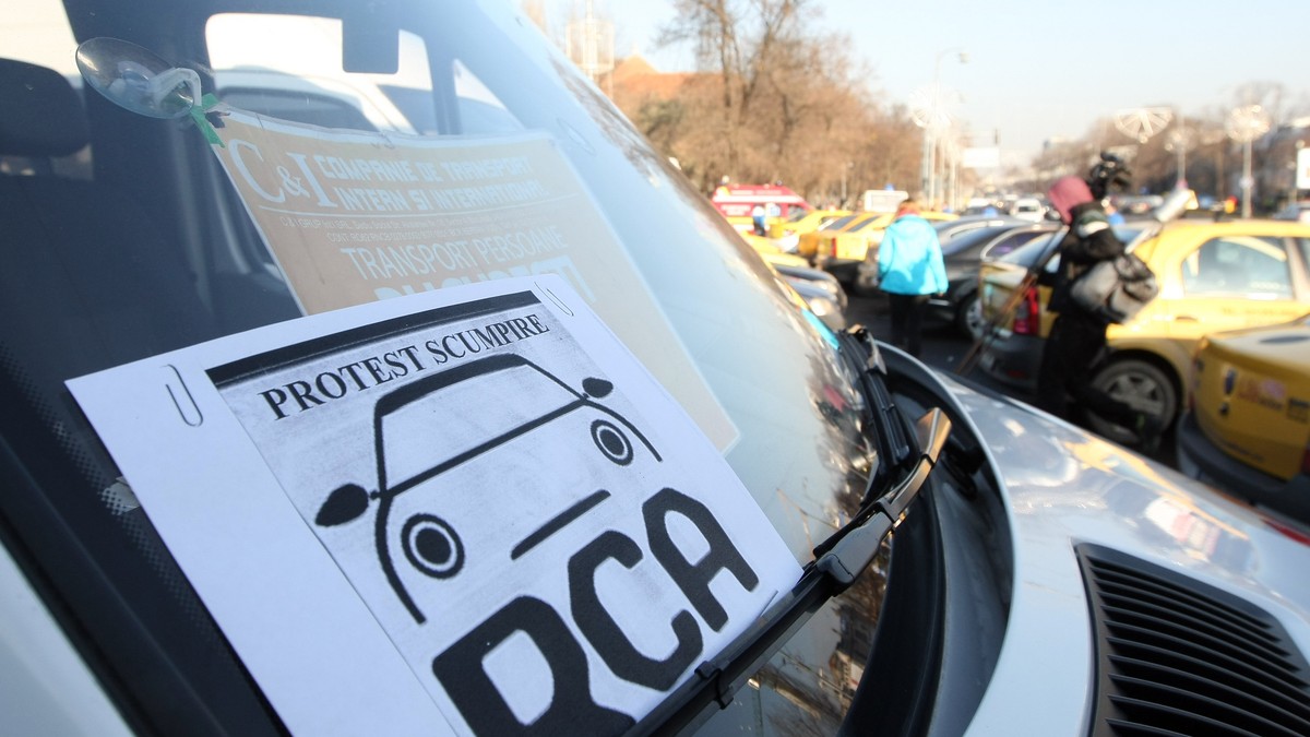Asigurările RCA se scumpesc cu 4%.. Afiș cu protest RCA pe o mașină