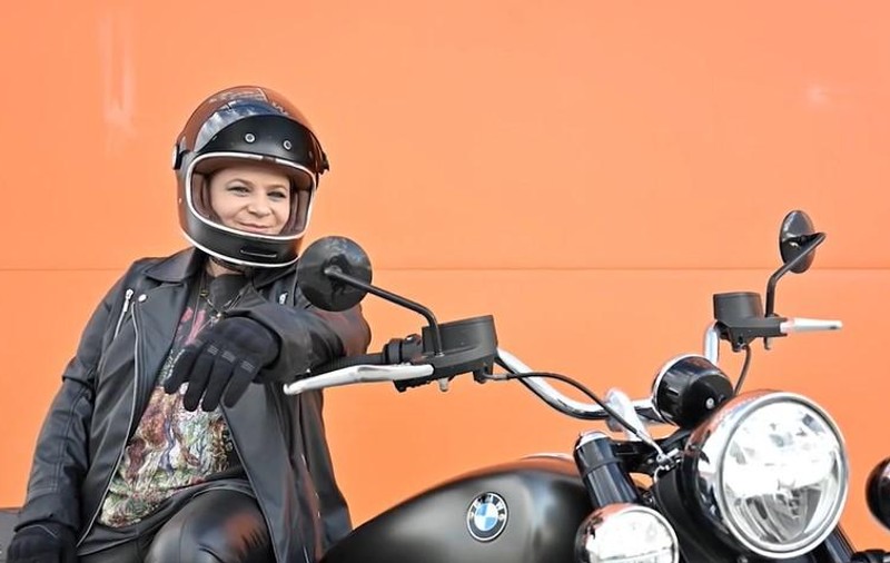 Anca Sigartău, transformare spectaculoasă pentru rolul din serialul „Lia”, difuzat la Antena 1. „Mi-am luat permisul de motor”