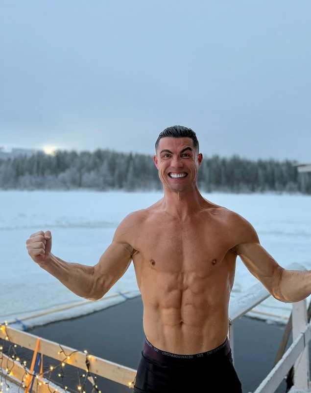 Cristiano Ronaldo, viral de Crăciun. Filmulețul la bustul gol prin zăpadă are peste 11 milioane de vizualizări în câteva ore
