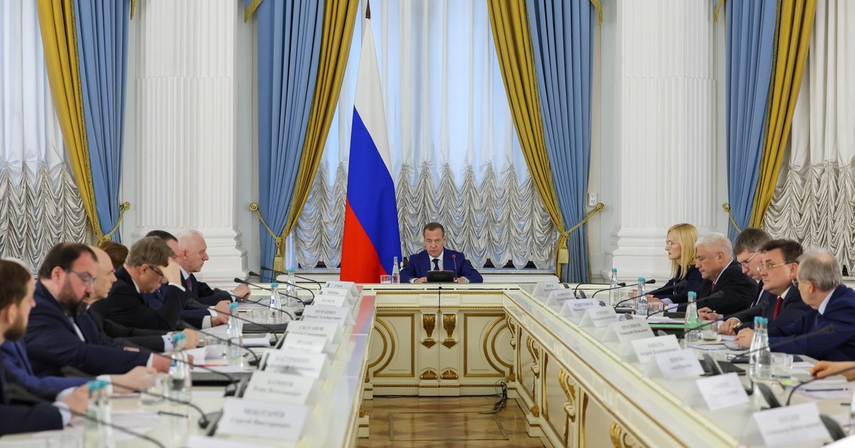 Dmitri Medvedev (în centrul imaginii) conduce o ședință a Comisiei interagenții din cadrul Consiliului de Securitate al Rusiei. Imagine cu caracter ilustrativ Foto: Profimedia