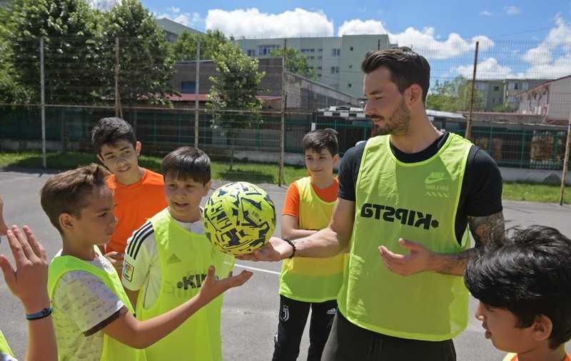 GALERIE FOTO / Roman Bürki, portar la Borussia Dortmund, a fost în România pentru a-i ajuta pe copiii români