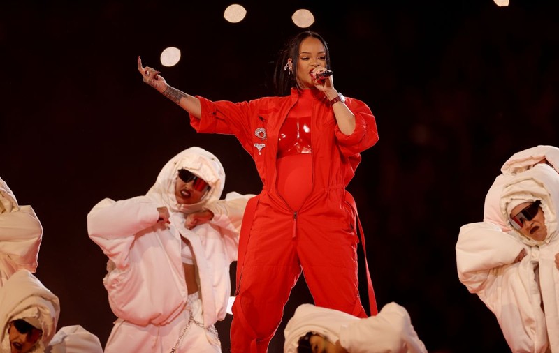 Rihanna a dezvăluit că este din nou însărcinată, în timpul concertului din pauza Super Bowl 2023