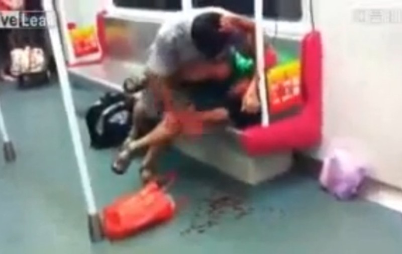 ATENŢIE, IMAGINI ŞOCANTE! A muşcat dintr-un om, în metrou, şi nimeni nu l-a oprit! VIDEO