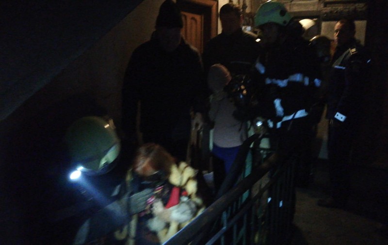 Incendiu la un bloc de locuințe sociale din Bârlad. Patru persoane au avut nevoie de îngrijiri medicale după ce fumul a inundat zece apartamente