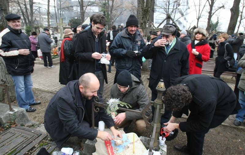 EMINESCU, în continuare în SUFLETELE NOASTRE. Zeci de oameni au venit astăzi la MORMÂNTUL POETULUI