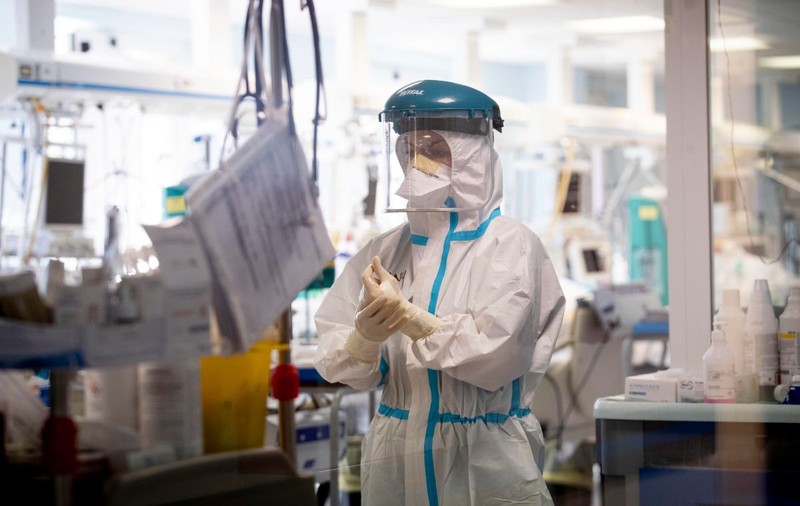 COVID-19 încă îi surprinde pe medici. Ce au remarcat infecționiștii din Iași la pacienții lor: au alte simptome și se vindecă mai greu