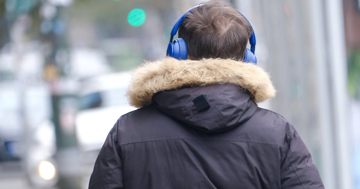Bărbat care ascultă muzică în căști