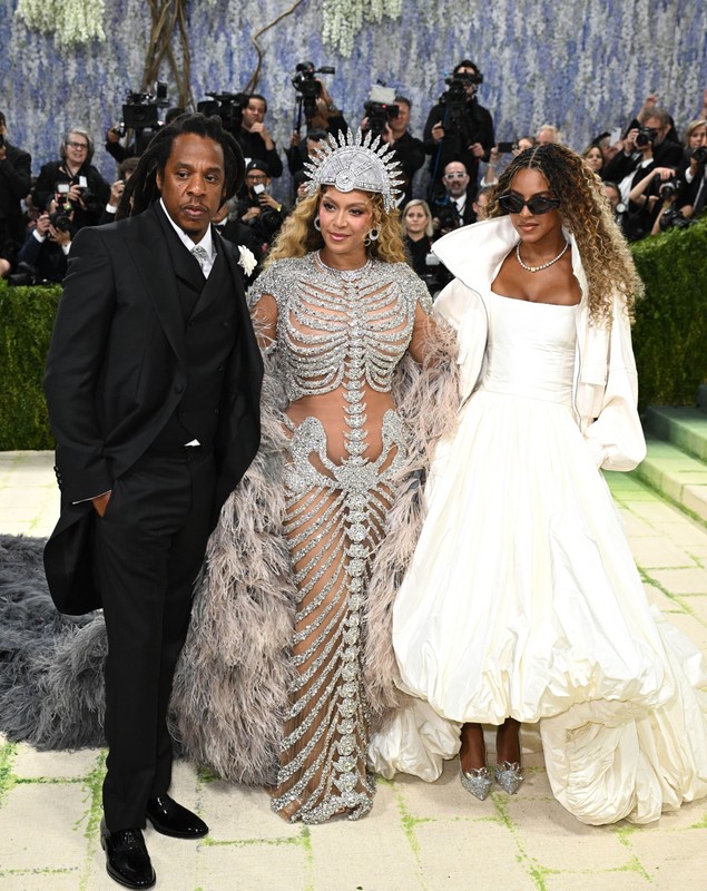 Beyoncé a revenit la Met Gala 2026 după un deceniu, alături de fiica sa, Blue Ivy Carter. Cum au apărut cele două pe covorul pietruit