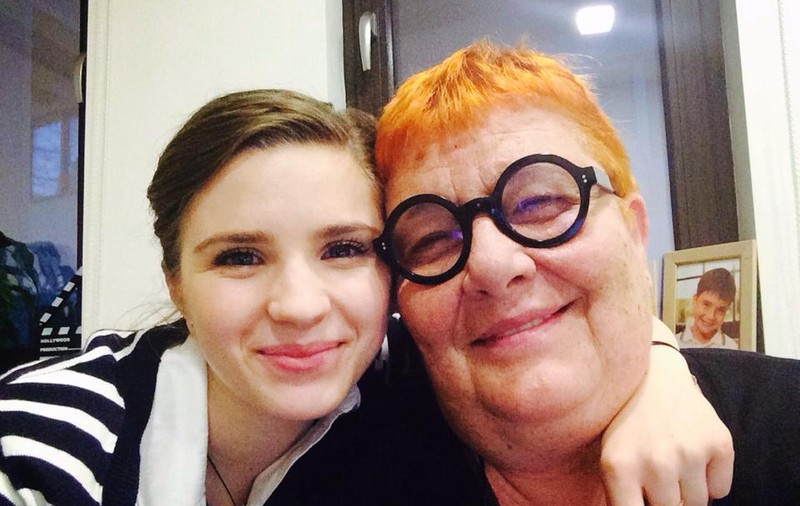 EXCLUSIV/ Pe mâna fiicei adoptive. ”Mama telenovelelor” a uns-o pe Cristina Ciobănașu ambasadoarea postului pe care îl relansează