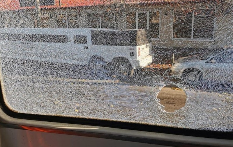 Atac armat în București: Un bărbat a tras într-un tramvai. Două geamuri au fost distruse, niciun călător nu este rănit