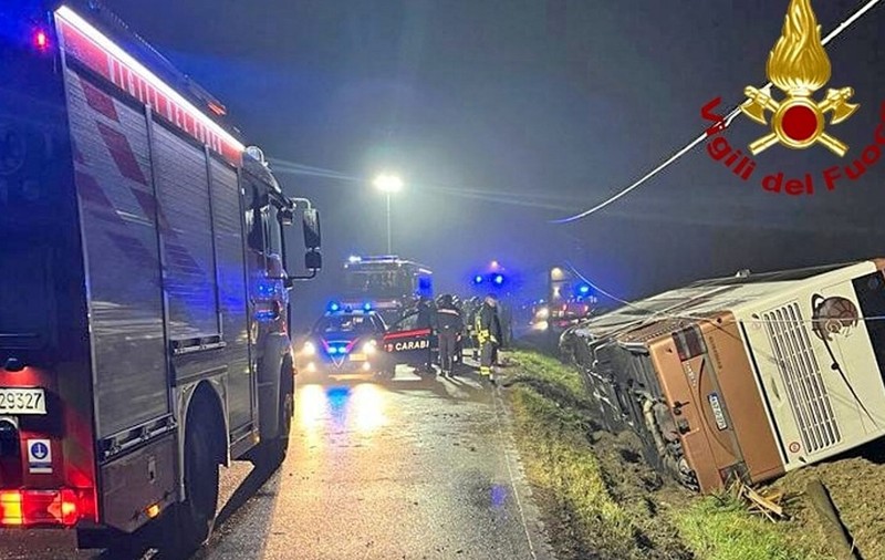 Un autocar cu 79 de turiști s-a răsturnat în noaptea de Anul Nou. Oamenii se întorceau de la Veneția, unde fuseseră să vadă focurile de artificii