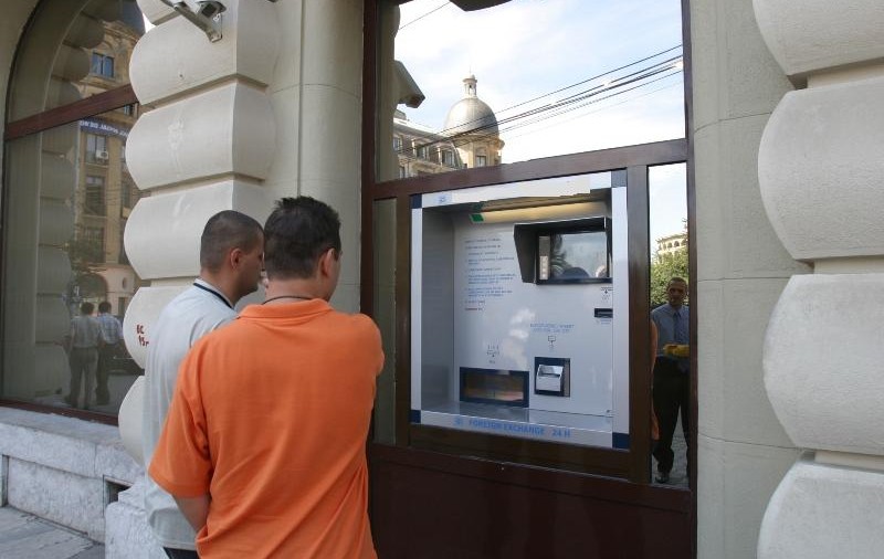 Trei români arestaţi în Ungaria pentru falsificare de carduri
