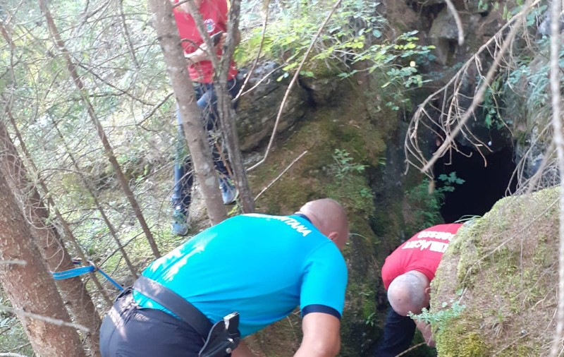 Pui de căprioară, blocat în Grota Urșilor din Harghita, salvat de jandarmi și salvamontiști