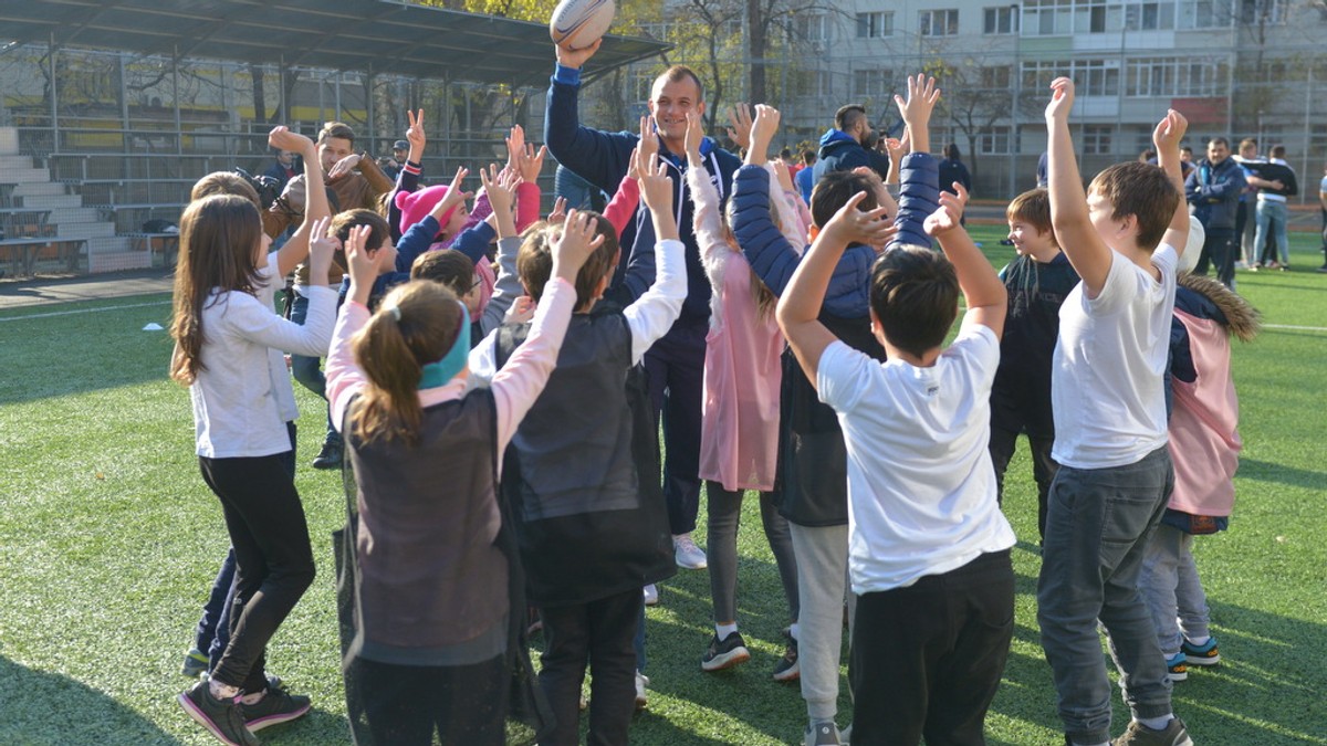 Rugby. ”Stejarii” au predat o oră inedită de sport la o școală din București