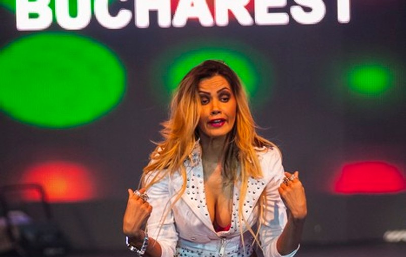 Oana Zăvoranu a dansat pe scenă, la o prezentare de modă | FOTO