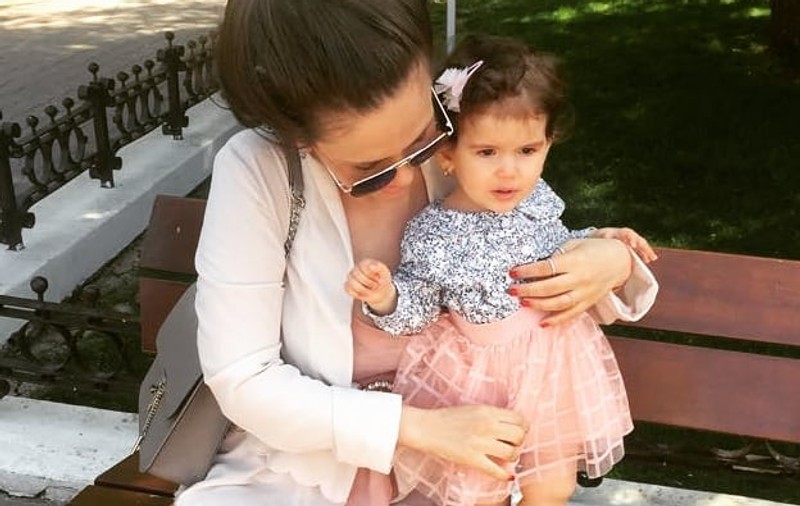 Cristina Șișcanu îi rupe turta fetiței. Mama și fiica s-au îmbrăcat identic