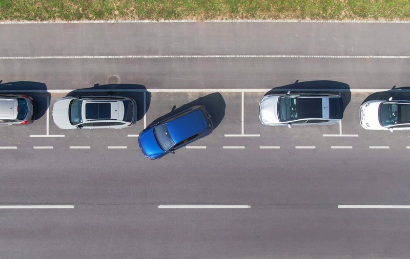 Cum faci o parcare laterală perfectă cu spatele, în 10 pași simpli - VIDEO