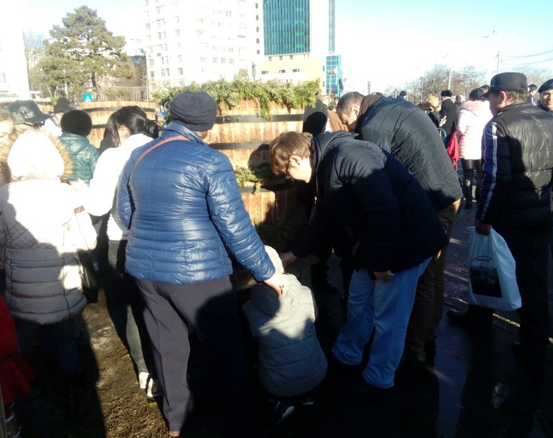FOTO| La Galați, un electrician a recuperat crucea din Dunăre. Mii de persoane au fost la Slujba de Bobotează de pe faleză