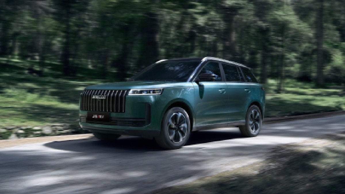 Masina SUV marca Jaecoo care merge in padure