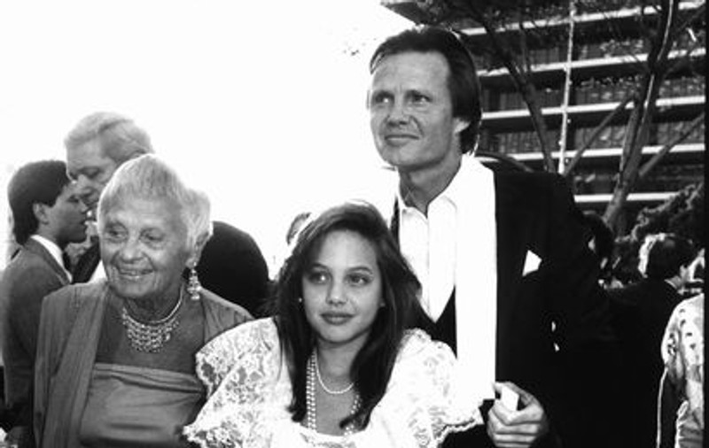 Foto | Angelina Jolie împlineşte astăzi 36 de ani. Uite cum a evoluat actriţa de-a lungul timpului!