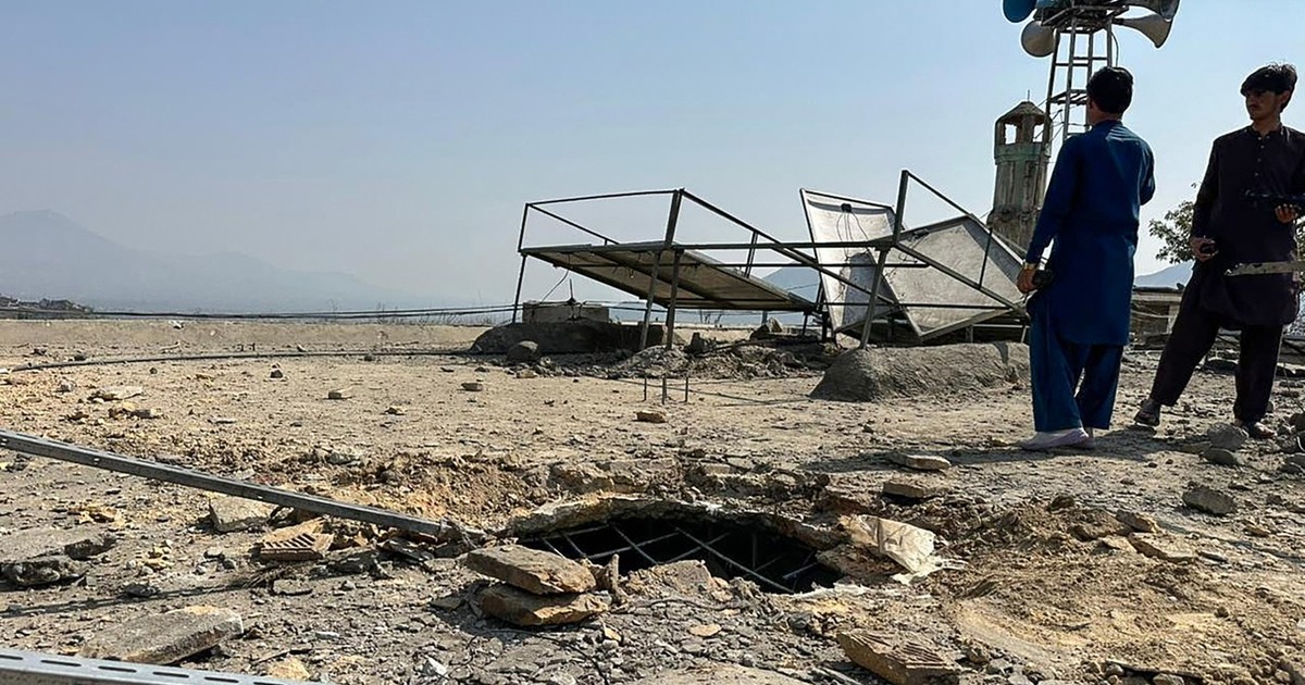 Provincia Khyber Pakhtunkhwa, 27 februarie 2026. Doi tineri stau pe acoperișul unei moschei avariate în urma atacurilor transfrontaliere Foto: Profimedia