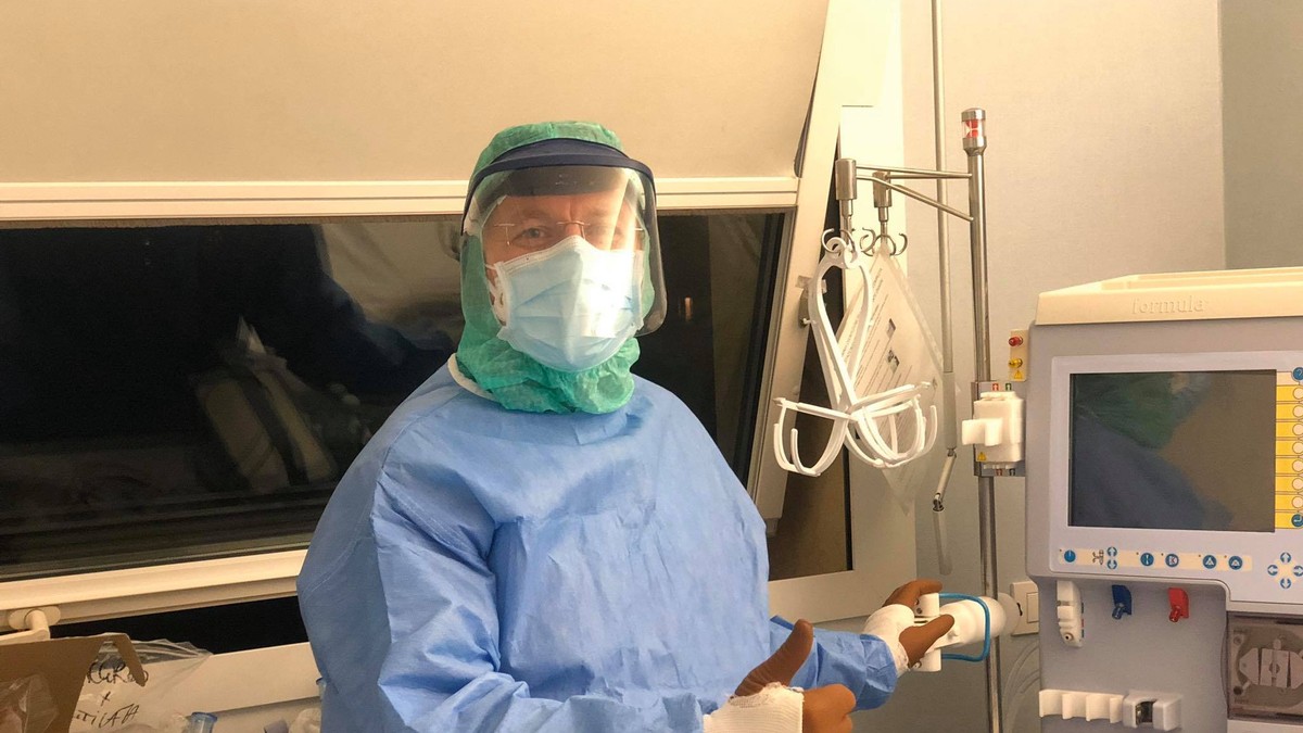 Asistent medical român în Milano, care a îngrijit pacienți cu coronavirus. Laurențiu Codescu, în echipament de protecție