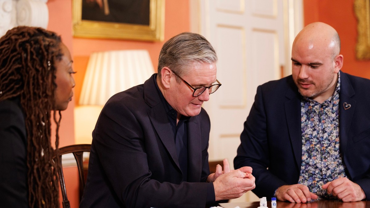 Keir Starmer surprins în timp ce face un test HIV