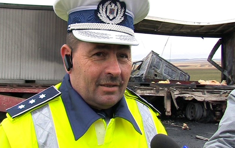 Ghinioanele se țin scai de el! Mașina fostului şef al Poliţiei Rutiere din Buzău a luat foc în mijlocul drumului