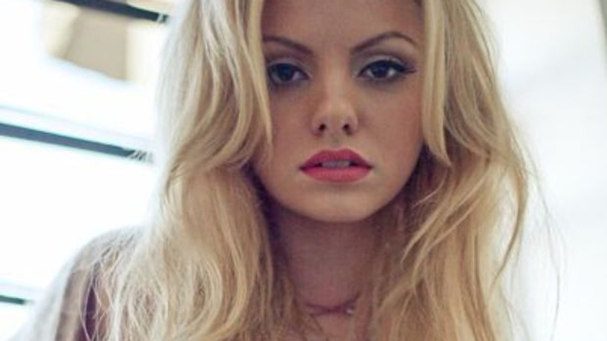 Alexandra Stan, plină de cercei și tatuaje. Blonda în varianta punk