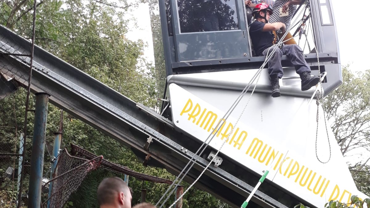 19 persoane blocate în telecabina de la Deva, luni după amiază. Salvamontiștii au fost chemați de urgență pentru a salva victimele. Din fericire nimeni nu a fost răniți.