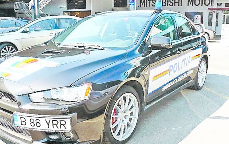 Uau, bolidul ăsta e al Poliţiei Române