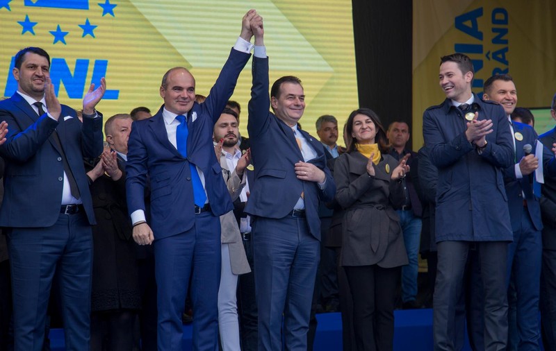 Miting PNL la Craiova. Ludovic Orban, mesaj către liberali: "Au la dispoziţie glonţul de argint, să ucidă fiara pesedistă". Avertisment către primari: "Nu iert şi nu uit!"