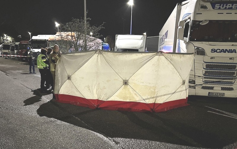 Șofer de TIR găsit mort, înjunghiat lângă un camion înmatriculat în Dâmbovița, într-o parcare din Olanda. Zeci de șoferi români, audiați